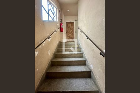Escada de apartamento para alugar com 2 quartos, 46m² em Parque Renato Maia, Guarulhos