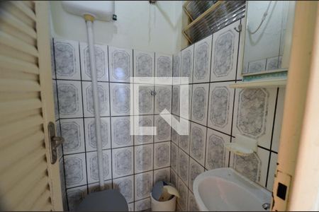 Casa à venda com 246m², 6 quartos e 4 vagas Casa à venda com 246m², 6 quartos e 4 vagasBanheiro serviço