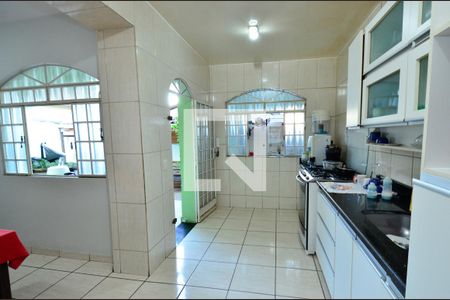 Casa à venda com 246m², 6 quartos e 4 vagas Casa à venda com 246m², 6 quartos e 4 vagasCozinha 2