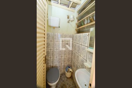 Casa à venda com 246m², 6 quartos e 4 vagas Casa à venda com 246m², 6 quartos e 4 vagasBanheiro serviço