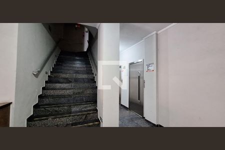 Apartamento para alugar com 77m², 2 quartos e sem vagaEscada