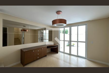 Sala de casa de condomínio para alugar com 3 quartos, 120m² em Ahú, Curitiba