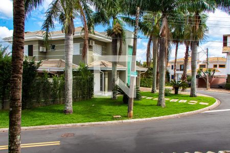 Casa de condomínio à venda com 422m², 4 quartos e 4 vagasVISTA DO QUARTO 2