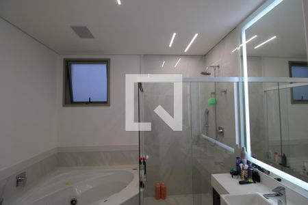 Apartamento à venda com 211m², 3 quartos e 3 vagasBanheiro da Suíte 1