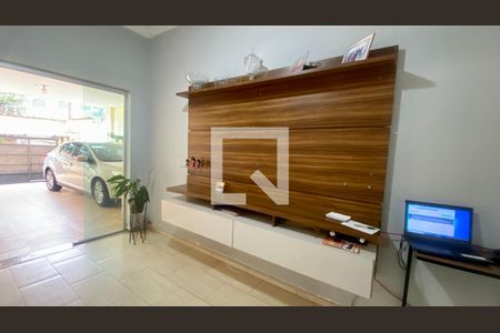 Sala 1 de casa à venda com 6 quartos, 220m² em Nova Cintra, Belo Horizonte