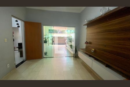 Sala 1 de casa para alugar com 6 quartos, 220m² em Nova Cintra, Belo Horizonte