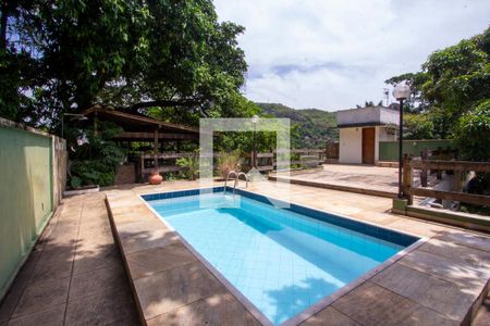 Casa de condomínio à venda com 340m², 6 quartos e 4 vagas Casa de condomínio à venda com 340m², 6 quartos e 4 vagasÁrea comum - Piscina