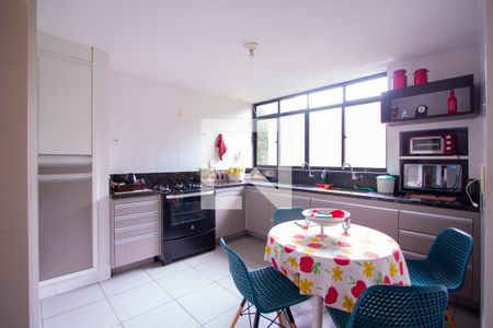 Casa de condomínio à venda com 340m², 6 quartos e 4 vagas Casa de condomínio à venda com 340m², 6 quartos e 4 vagasCozinha