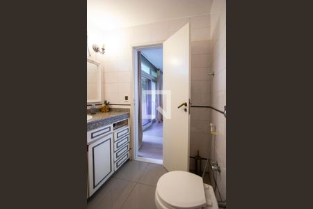 Casa de condomínio à venda com 340m², 6 quartos e 4 vagas Casa de condomínio à venda com 340m², 6 quartos e 4 vagasBanheiro da Suíte