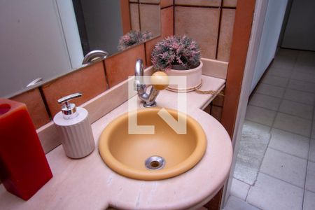 Casa de condomínio à venda com 340m², 6 quartos e 4 vagas Casa de condomínio à venda com 340m², 6 quartos e 4 vagasBanheiro Social 1