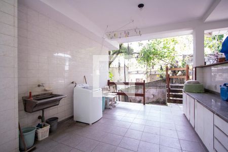 Casa de condomínio à venda com 340m², 6 quartos e 4 vagas Casa de condomínio à venda com 340m², 6 quartos e 4 vagasÁrea de Serviço