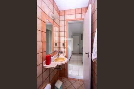 Casa de condomínio à venda com 340m², 6 quartos e 4 vagas Casa de condomínio à venda com 340m², 6 quartos e 4 vagasBanheiro Social 1