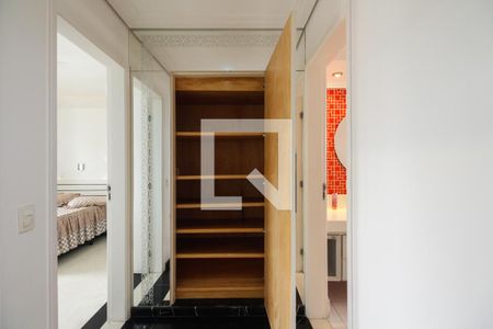 Apartamento à venda com 271m², 3 quartos e 3 vagasCorredor de Acesso Quartos e Banheiro