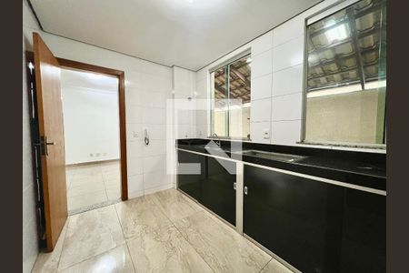 Cozinha de apartamento à venda com 2 quartos, 80m² em Cabral, Contagem