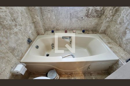 Apartamento para alugar com 350m², 5 quartos e 3 vagas Apartamento para alugar com 350m², 5 quartos e 3 vagasBanheiro da Suíte 1