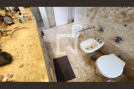 Apartamento para alugar com 350m², 5 quartos e 3 vagas Apartamento para alugar com 350m², 5 quartos e 3 vagasBanheiro da Suíte 1