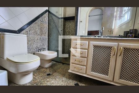 Apartamento para alugar com 350m², 5 quartos e 3 vagas Apartamento para alugar com 350m², 5 quartos e 3 vagasBanheiro da Suíte 2