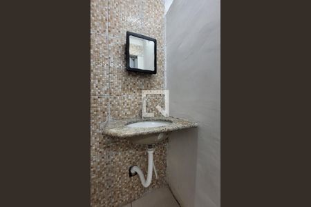 Banheiro de kitnet/studio para alugar com 1 quarto, 16m² em Parque Gerassi, Santo André