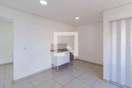 Cozinha e área de serviço de casa para alugar com 1 quarto, 27m² em Jardim Roberto, Osasco