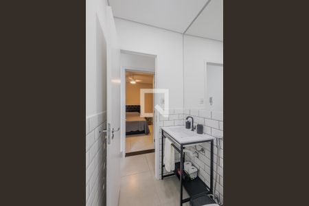 Banheiro de kitnet/studio para alugar com 1 quarto, 25m² em Jardim das Bandeiras, São Paulo