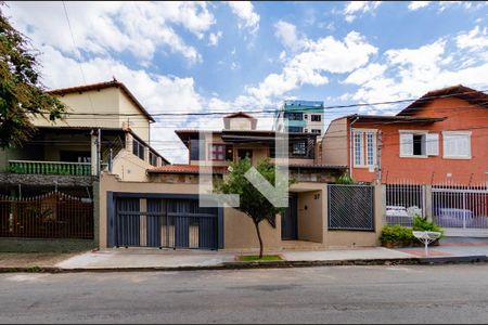 Casa à venda com 390m², 5 quartos e 4 vagasFachada
