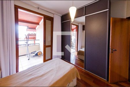 Casa à venda com 390m², 5 quartos e 4 vagasSemi-suíte 2