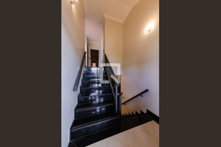 Casa à venda com 390m², 5 quartos e 4 vagasEscada