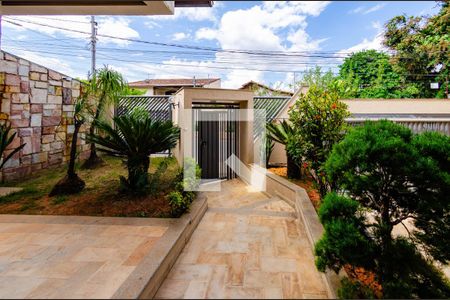 Casa à venda com 390m², 5 quartos e 4 vagasEntrada