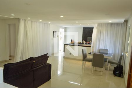 Sala de casa de condomínio à venda com 4 quartos, 600m² em Taquara, Rio de Janeiro
