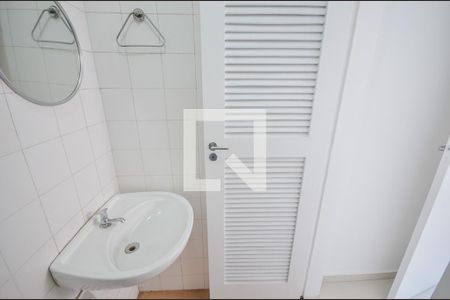 Apartamento à venda com 75m², 2 quartos e 1 vaga Apartamento à venda com 75m², 2 quartos e 1 vagaBanheiro de Serviço