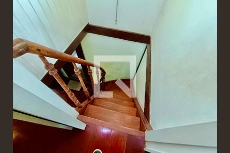 Casa à venda com 1217m², 4 quartos e 4 vagas Casa à venda com 1217m², 4 quartos e 4 vagasEscada