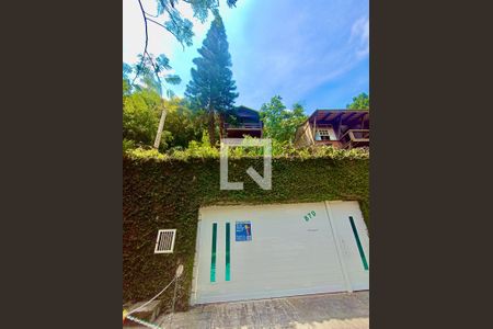 Casa à venda com 1217m², 4 quartos e 4 vagas Casa à venda com 1217m², 4 quartos e 4 vagasFachada