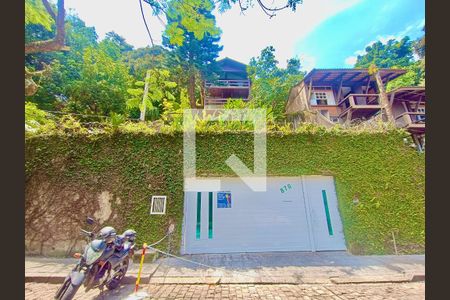 Casa à venda com 1217m², 4 quartos e 4 vagas Casa à venda com 1217m², 4 quartos e 4 vagasFachada