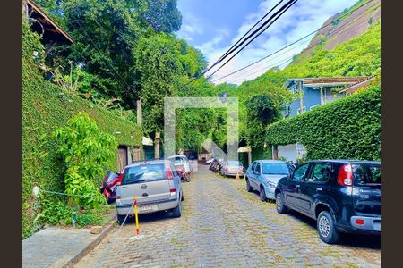 Casa à venda com 1217m², 4 quartos e 4 vagas Casa à venda com 1217m², 4 quartos e 4 vagasFachada