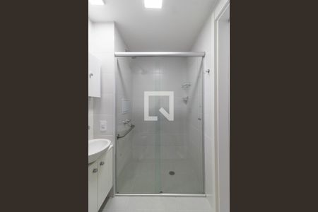 Banheiro de kitnet/studio para alugar com 1 quarto, 27m² em Chácara Seis de Outubro, São Paulo