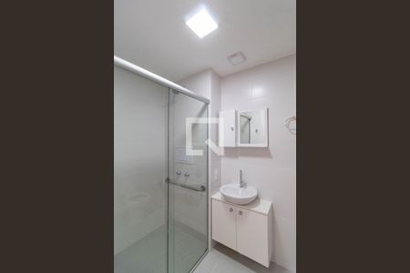 Banheiro  de kitnet/studio para alugar com 1 quarto, 27m² em Chácara Seis de Outubro, São Paulo