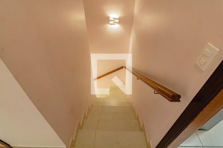 Escada de casa de condomínio para alugar com 2 quartos, 64m² em Cidade Ademar, São Paulo