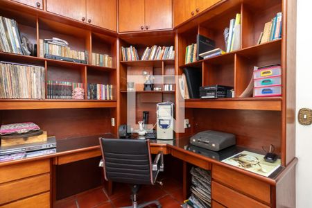 Casa para alugar com 300m², 5 quartos e 3 vagasEscritório