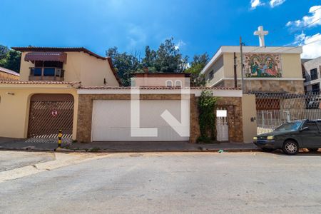 Casa para alugar com 300m², 5 quartos e 3 vagasFachada