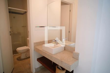 Casa à venda com 360m², 3 quartos e 4 vagasBanheiro do salão 