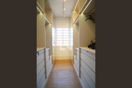 Casa à venda com 360m², 3 quartos e 4 vagasCloset da suíte