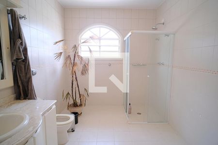 Casa à venda com 360m², 3 quartos e 4 vagasBanheiro da Suíte 2