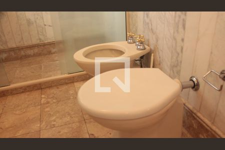 Apartamento à venda com 341m², 5 quartos e 4 vagasBanheiro da Suíte 1