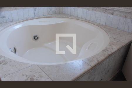 Apartamento à venda com 341m², 5 quartos e 4 vagasBanheira