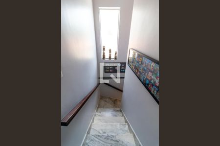 Casa à venda com 180m², 3 quartos e 2 vagasEscada