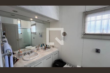 Casa à venda com 362m², 5 quartos e 4 vagasBanheiro da Suíte 1