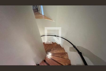 Casa à venda com 362m², 5 quartos e 4 vagasEscada