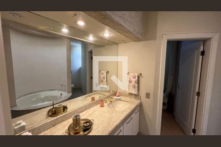 Casa à venda com 362m², 5 quartos e 4 vagasBanheiro da Suíte 2 e 3