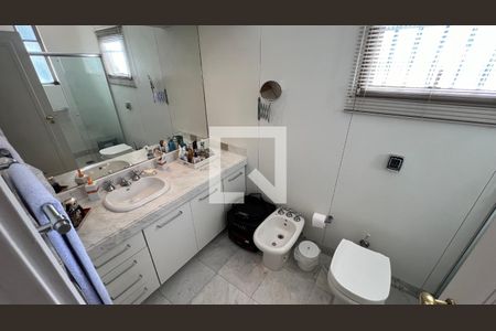 Casa à venda com 362m², 5 quartos e 4 vagasBanheiro da Suíte 1