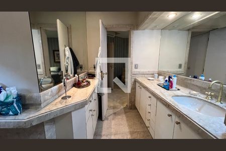 Casa à venda com 362m², 5 quartos e 4 vagasBanheiro da Suíte 4